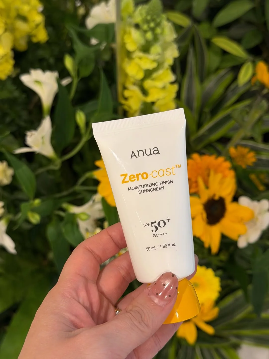 Photo by Alisa Ueno/植野有砂 on February 22, 2026. May be an image of one or more people, makeup, ointment, hand cream, lotion and text that says 'Anua Zero-cast™ FINISH MOISTURIZING MOISTUNSCREEN MOIS SUNSCREEN SPF 50+ PA++++ 50mL/1.69fl.OZ L 50ጥ'.